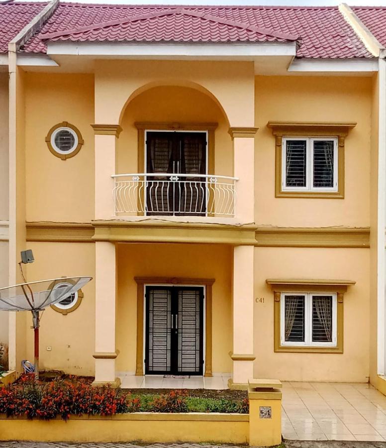 Villa Brastagi Resort Jalan Mimpin Tua Blok C No. 41 Berastagi Dış mekan fotoğraf