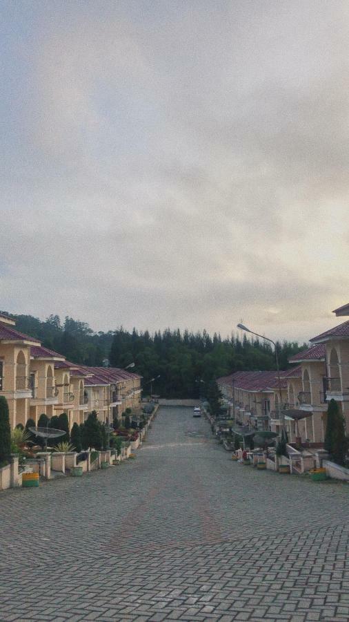 Villa Brastagi Resort Jalan Mimpin Tua Blok C No. 41 Berastagi Dış mekan fotoğraf