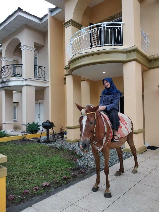 Villa Brastagi Resort Jalan Mimpin Tua Blok C No. 41 Berastagi Dış mekan fotoğraf